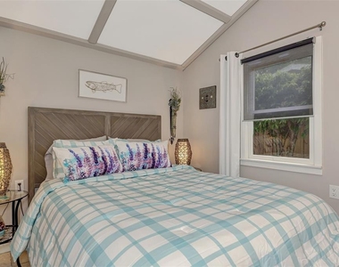 1045 40th Street - Photo Thumbnail 16