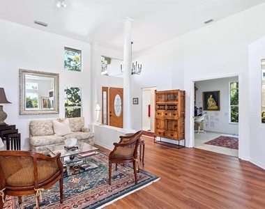 8009 Hampton Court - Photo Thumbnail 4