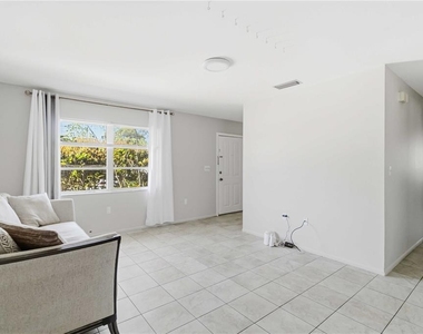 308 Lantana Avenue - Photo Thumbnail 3