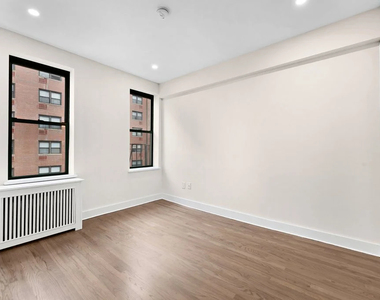 226 East 70th Street - Photo Thumbnail 2