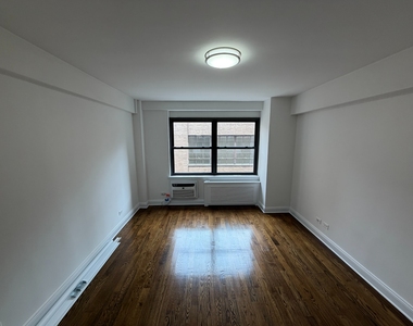 East 57th Street - Photo Thumbnail 3