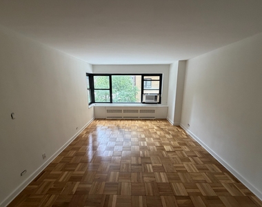 East 55th Street - Photo Thumbnail 3