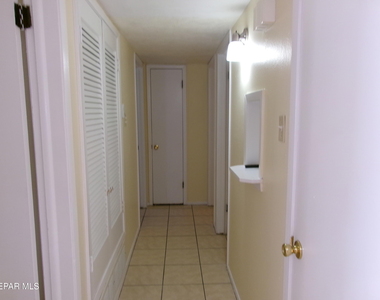 10037 Oakwood Drive - Photo Thumbnail 2