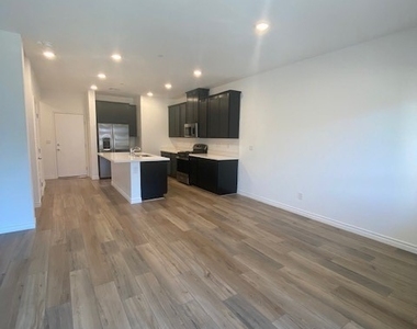 600 N Carriage Hill Drive - Photo Thumbnail 6