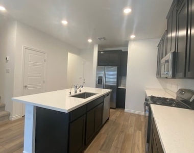 600 N Carriage Hill Drive - Photo Thumbnail 11