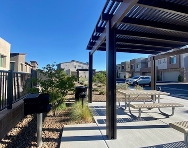 600 N Carriage Hill Drive - Photo Thumbnail 37