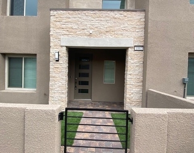 600 N Carriage Hill Drive - Photo Thumbnail 2