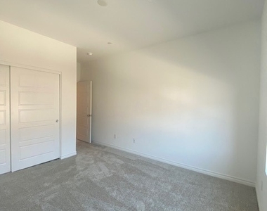 600 N Carriage Hill Drive - Photo Thumbnail 24
