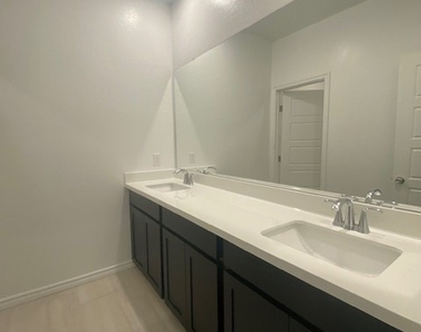 600 N Carriage Hill Drive - Photo Thumbnail 20