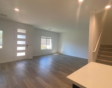 600 N Carriage Hill Drive - Photo Thumbnail 9