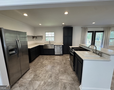995 Fleetwood Circle Sw - Photo Thumbnail 2