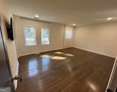 995 Fleetwood Circle Sw - Photo Thumbnail 4