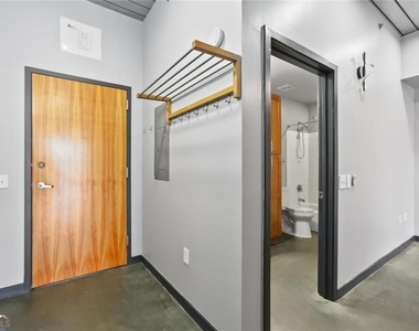 620 Glen Iris Drive Ne - Photo Thumbnail 7