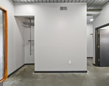 620 Glen Iris Drive Ne - Photo Thumbnail 8