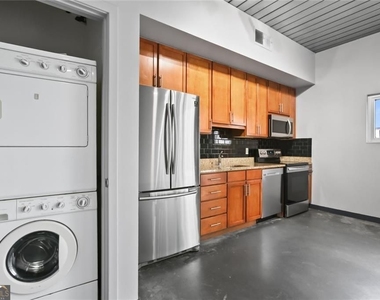 620 Glen Iris Drive Ne - Photo Thumbnail 3