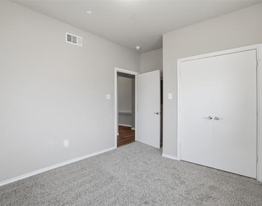 514 E Hazelwood Street - Photo Thumbnail 17