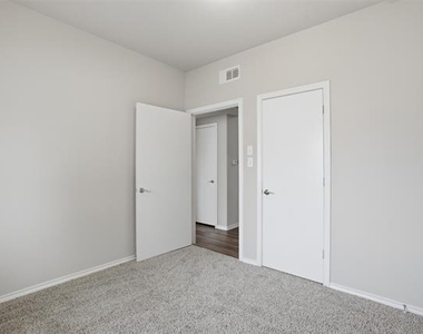 514 E Hazelwood Street - Photo Thumbnail 15