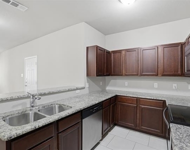 514 E Hazelwood Street - Photo Thumbnail 6