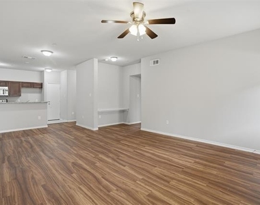 514 E Hazelwood Street - Photo Thumbnail 2