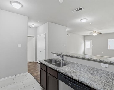 514 E Hazelwood Street - Photo Thumbnail 7