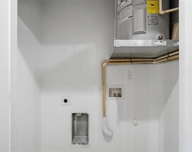514 E Hazelwood Street - Photo Thumbnail 22