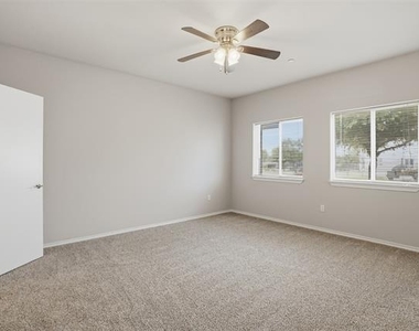 514 E Hazelwood Street - Photo Thumbnail 10