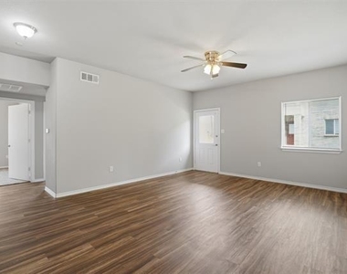 514 E Hazelwood Street - Photo Thumbnail 8
