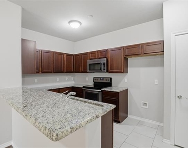 514 E Hazelwood Street - Photo Thumbnail 4