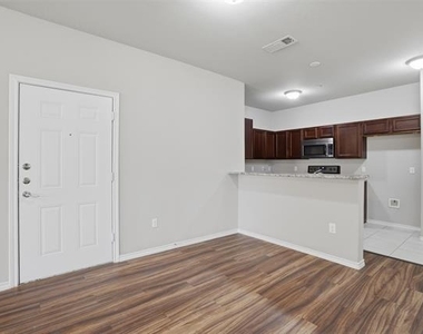 514 E Hazelwood Street - Photo Thumbnail 3