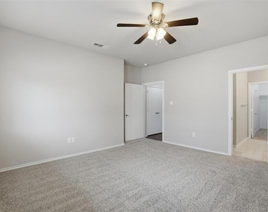 514 E Hazelwood Street - Photo Thumbnail 12