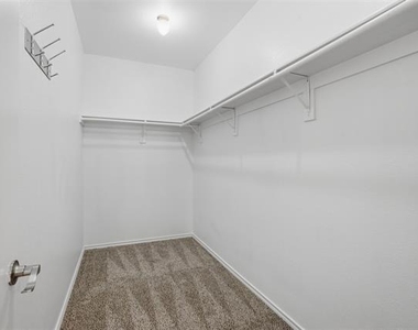 514 E Hazelwood Street - Photo Thumbnail 18