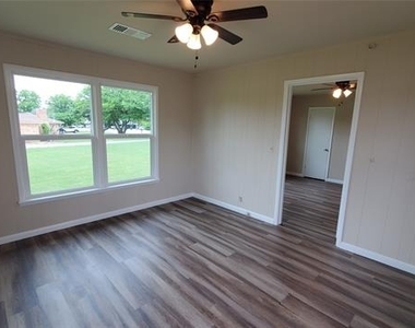 1237 S Waco Street - Photo Thumbnail 5