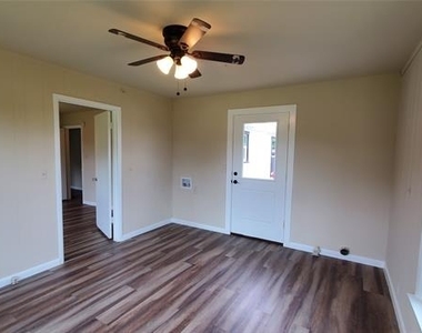 1237 S Waco Street - Photo Thumbnail 4