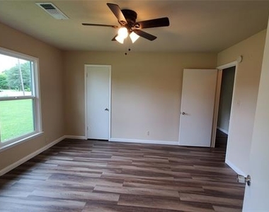 1237 S Waco Street - Photo Thumbnail 6