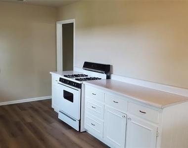 1237 S Waco Street - Photo Thumbnail 2