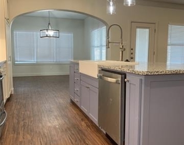 3240 Sandage Avenue - Photo Thumbnail 7
