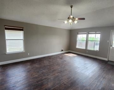 907 Live Oak Drive - Photo Thumbnail 4