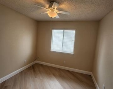 907 Live Oak Drive - Photo Thumbnail 7