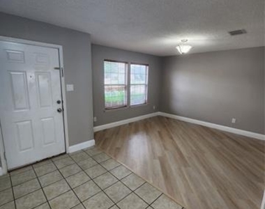 907 Live Oak Drive - Photo Thumbnail 1