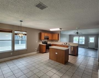 907 Live Oak Drive - Photo Thumbnail 2