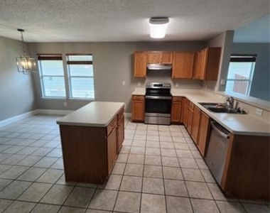 907 Live Oak Drive - Photo Thumbnail 3