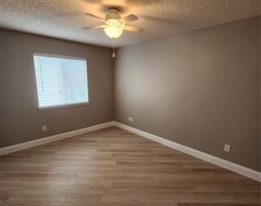907 Live Oak Drive - Photo Thumbnail 8