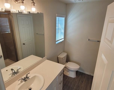 1049 Knightly Lane - Photo Thumbnail 11
