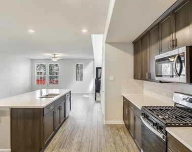 2612 Gateway Avenue - Photo Thumbnail 2