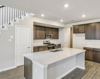 2612 Gateway Avenue - Photo Thumbnail 3