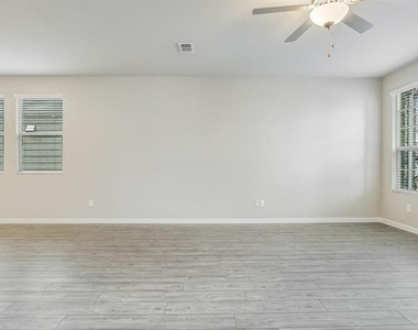 2612 Gateway Avenue - Photo Thumbnail 7