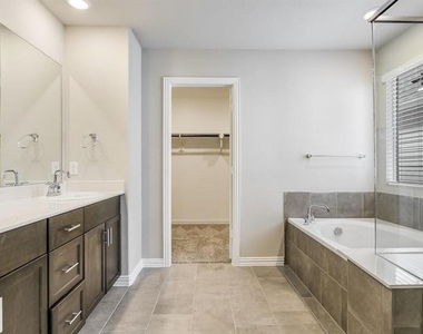 2612 Gateway Avenue - Photo Thumbnail 10