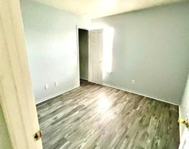 2800 Cantabrian Drive - Photo Thumbnail 8