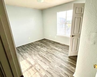 2800 Cantabrian Drive - Photo Thumbnail 11