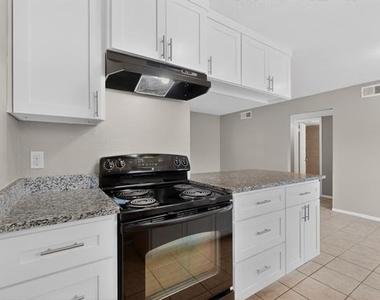 8024 Cambridge Circle - Photo Thumbnail 16